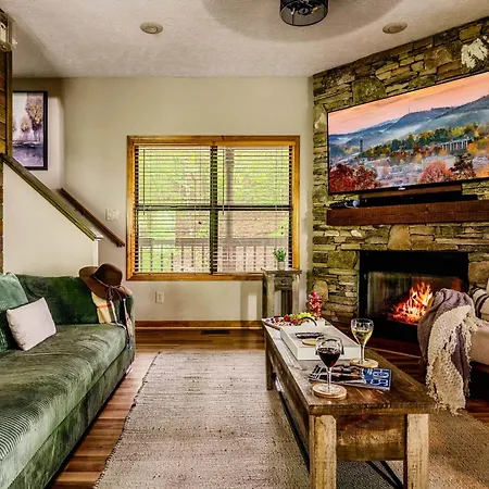 Luxe & Charming Gem Near Dollywood - Hot Tub & View Villa